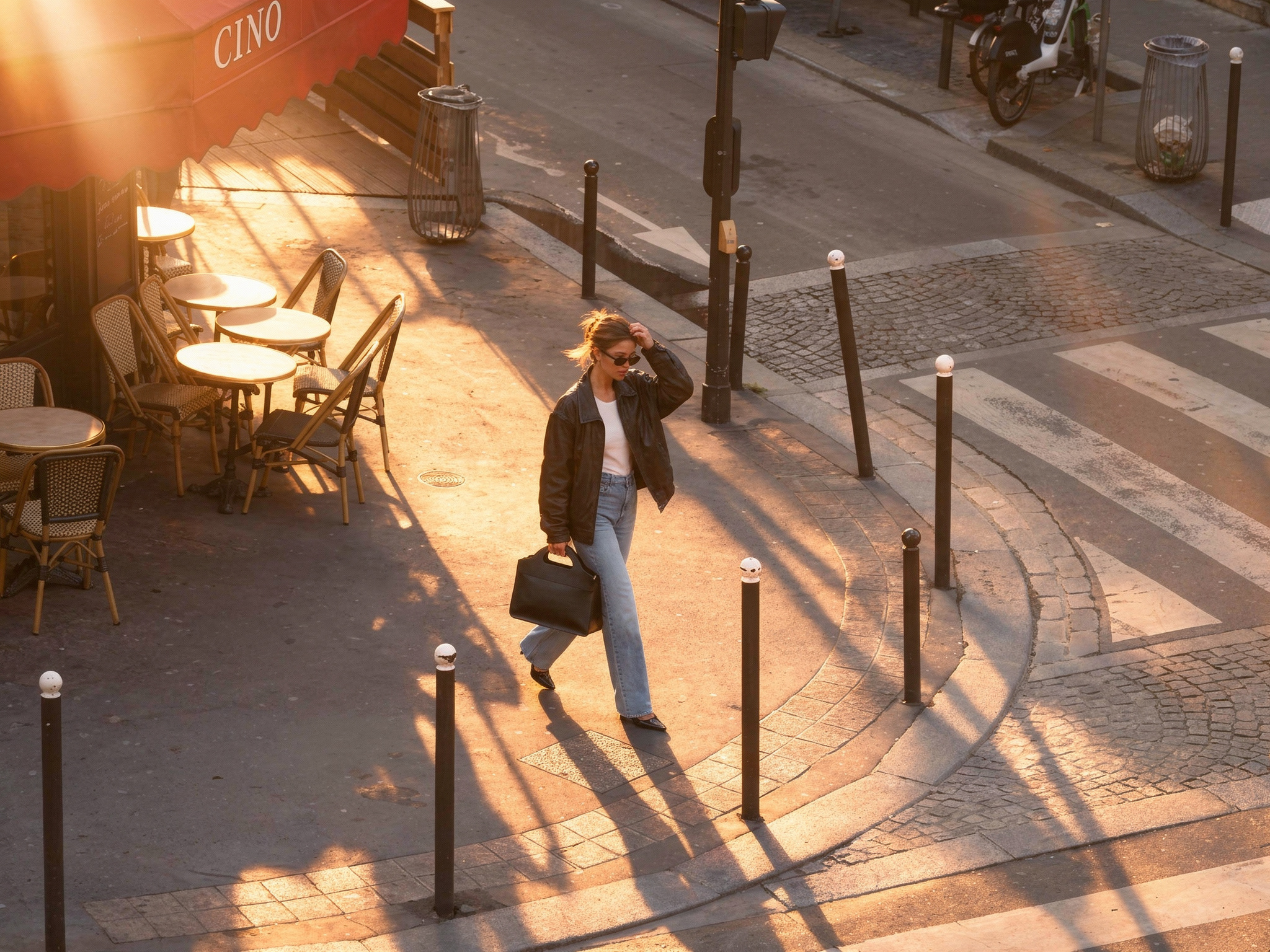 femme qui marche dans les rues de paris avec un sac maison lua